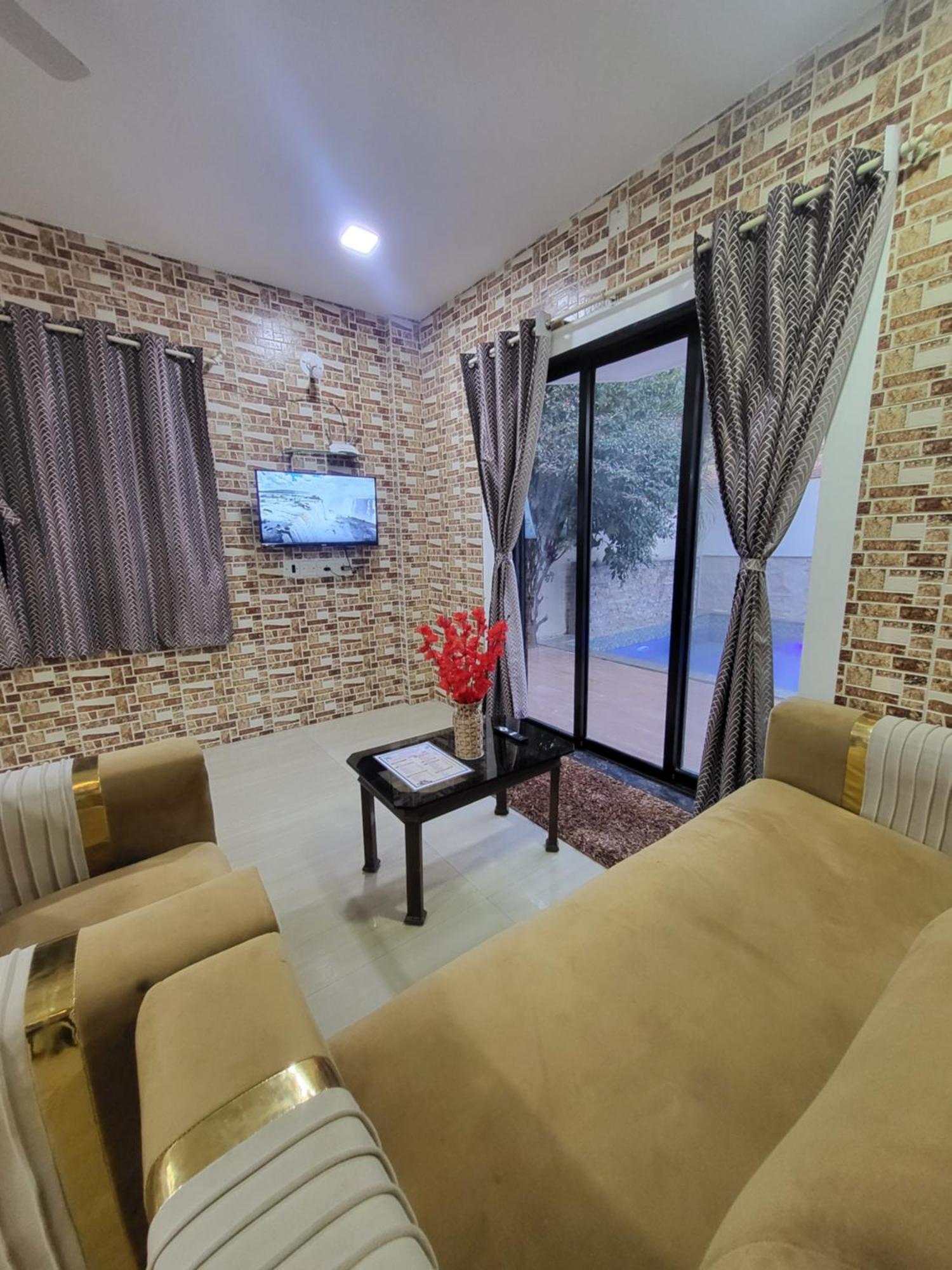 The Perfect Stays Para Disco Big Pool Cricket Turf Villa Lonavala Kültér fotó