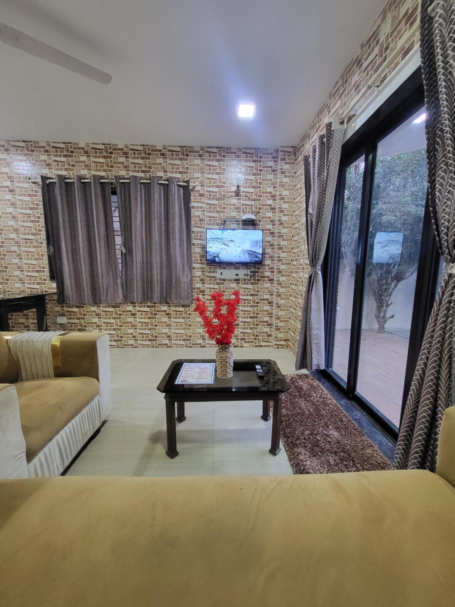 The Perfect Stays Para Disco Big Pool Cricket Turf Villa Lonavala Kültér fotó