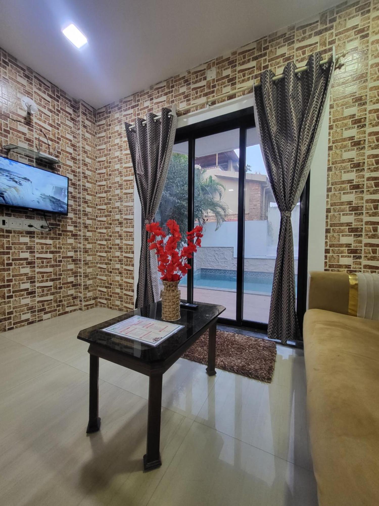 The Perfect Stays Para Disco Big Pool Cricket Turf Villa Lonavala Kültér fotó